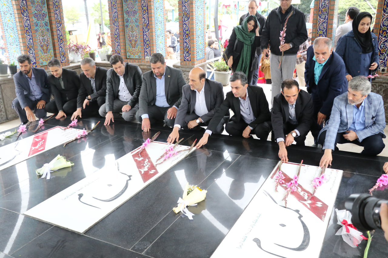 جشنواره تئاتر خیابانی شهروند لاهیجان با گلباران مزار شهدا آغاز شد